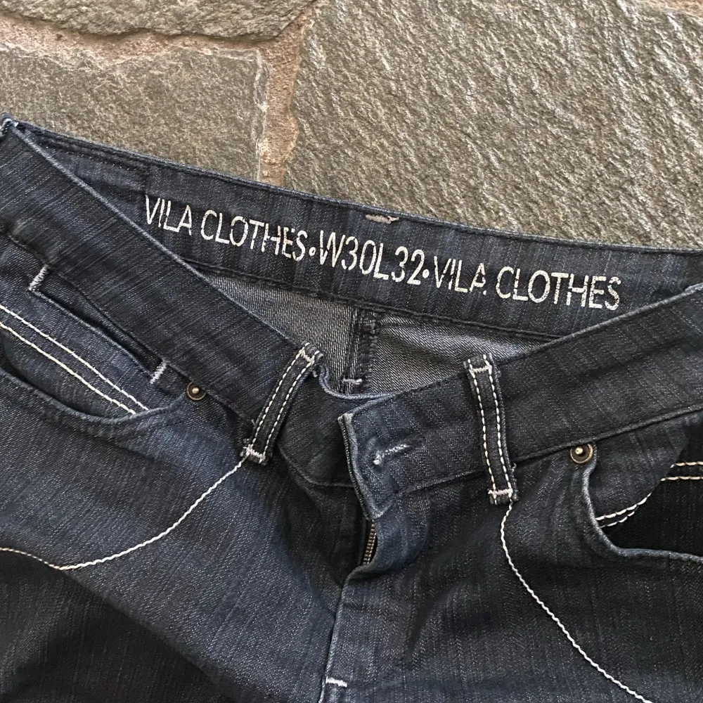 Mörkblå lågmidjade Vila jeans i mycket bra skick! De här W 30 och L 32 men är extremt långa och passar mig som är 183cm lång🤍. Jeans & Byxor.