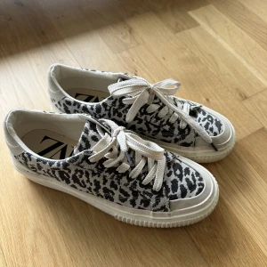 ZARA SKOR - Säljer dessa populära skor från ZARA, endast använda en gång. Strl 39. 😍😍. 
