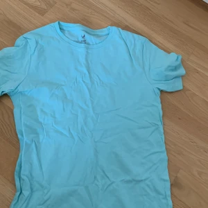 T-shirt  - T-shirt i fint skick 