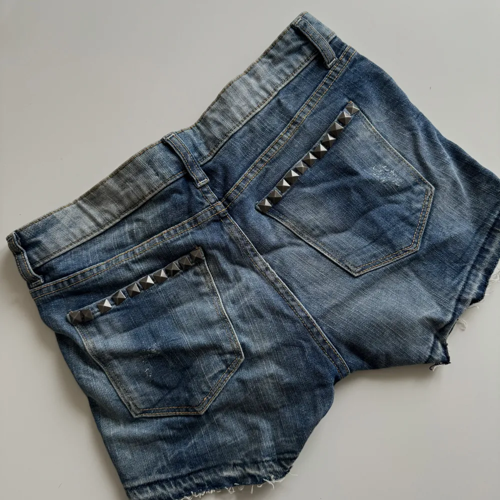 Jeansshorts med nitar i storlek 36, men passar perfekt på mig som egentligen är en 34. Shorts.