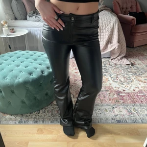 Skinnbyxor  - Utsvängda skinnbyxor 💓