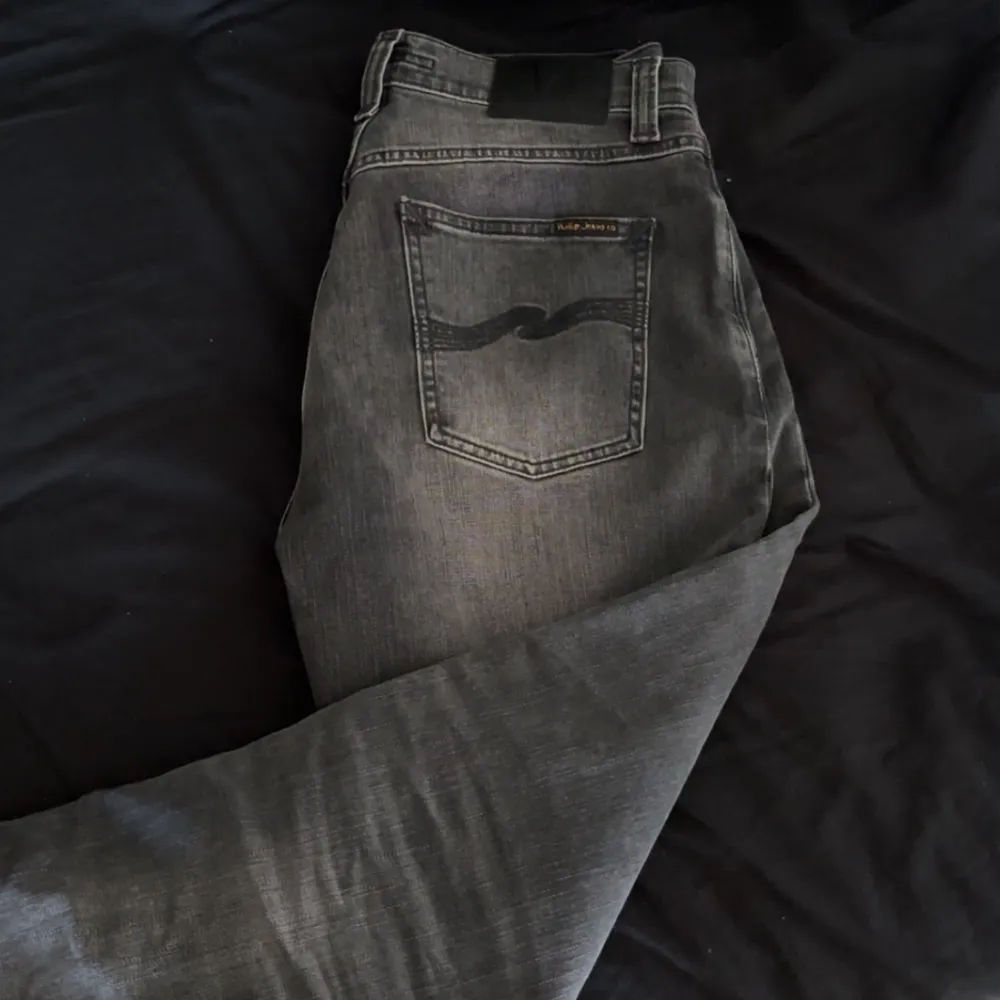 Tjena! Säljer mina helt nya nudie jeans i slim fit då dom är för stora för mig, storlek 27/32 men sitter som 28/29 i midgan! Nypris: 1600 kr Hör av er vid funderingar osv. Jeans & Byxor.