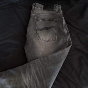 Tjena! Säljer mina helt nya nudie jeans i slim fit då dom är för stora för mig, storlek 27/32 men sitter som 28/29 i midgan! Nypris: 1600 kr Hör av er vid funderingar osv