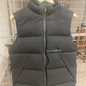 Sailracing väst - Jag säljer min sailracing väst nu eftersom den är för liten på mig, den är helt nu endast testad en gång och det var då jag märkte att den är för liten på mig. Köpt för 3000kr, jag säljer för 2000kr. För andra funderingar tas i DM