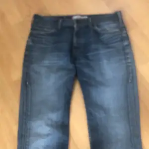 Snygga jeans utan hål eller fläckar