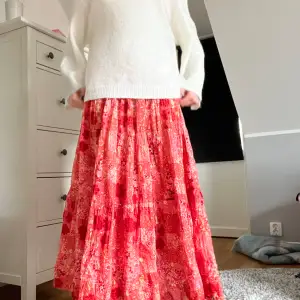 Somrig kjol i bra skick fint blommigt mönster. Passar också S och M för att den är väldigt töjbar❤️