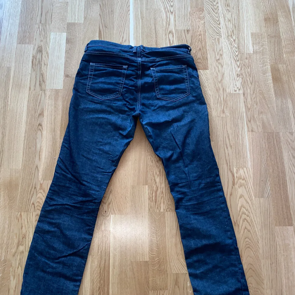 Mörkblåa jeans från Wera  Riktigt snygga straightleg jeans i strl 32. Jeans & Byxor.