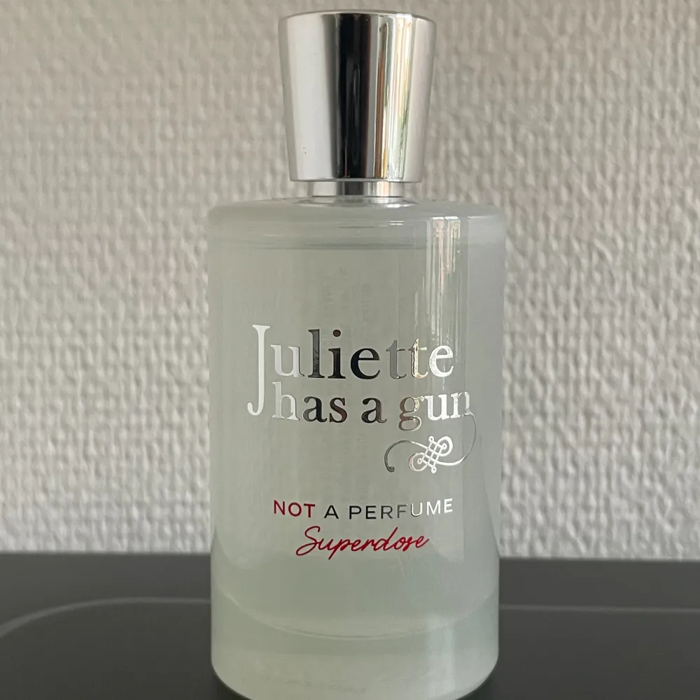 Juliette Has A Gun Eau De Parfum Not Superdose 100 ml Använt ca 3-5 gånger, Öppnades för va 1 månad sedan  Ordinarie pris 1499kr mitt pris 1250kr. Övrigt.