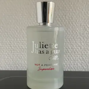 Juliette Has A Gun Eau De Parfum Not Superdose 100 ml Använt ca 3-5 gånger, Öppnades för va 1 månad sedan  Ordinarie pris 1499kr mitt pris 1250kr