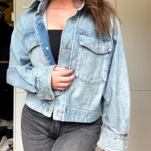 Jeansjacka Weekday  - Superfin, perfekt till sommaren!