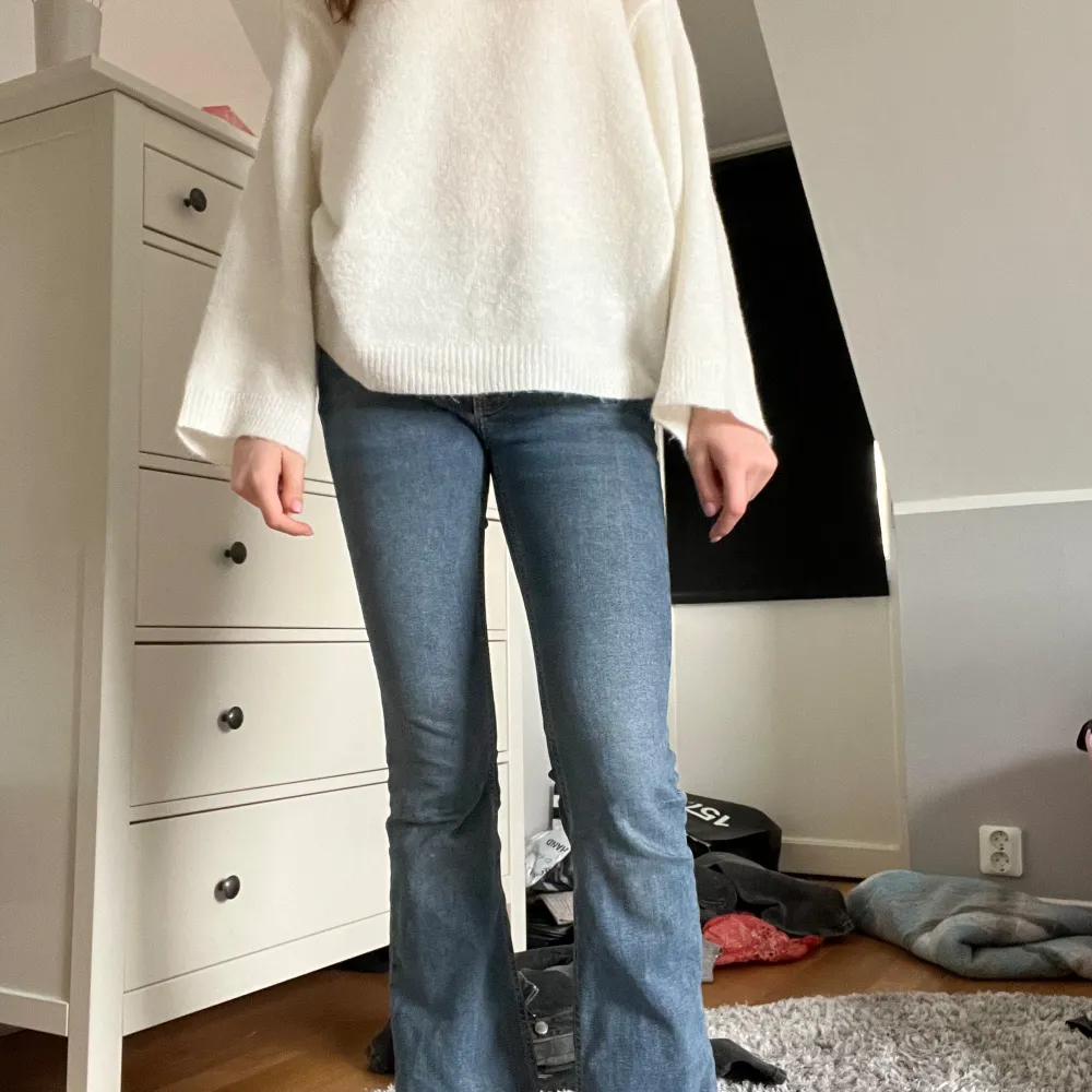 Mörkblå jeans från Gina Tricot. Säljer pågrund av att dom inte används❤️Bootcut. Jeans & Byxor.