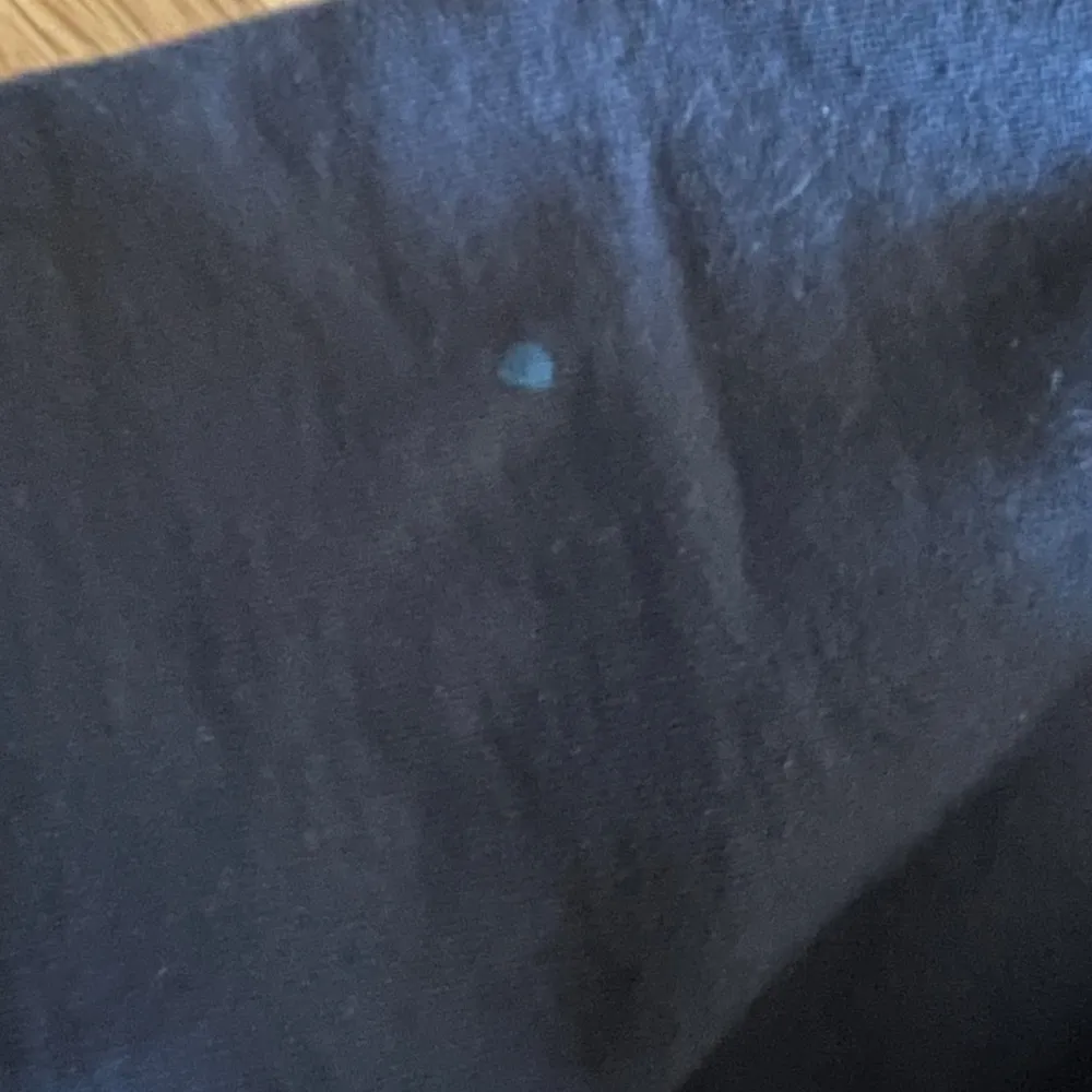 supreme hoodie köpt i berlin, har en liten blå färgfläck på armen men annars inga större skador har kvitto . Hoodies.