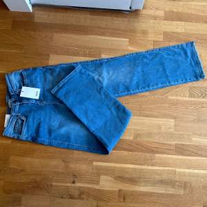Ett par fina oanvända jeans från Madlady! I storlek 36 