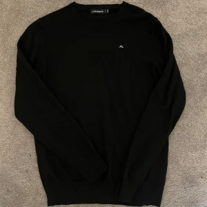 J. Lindberg stickad tröja - Endast testad! Helt perfekt skick! Storlekslappen är bortklippt då den kliade för mycket:)  Ställ gärna frågor!