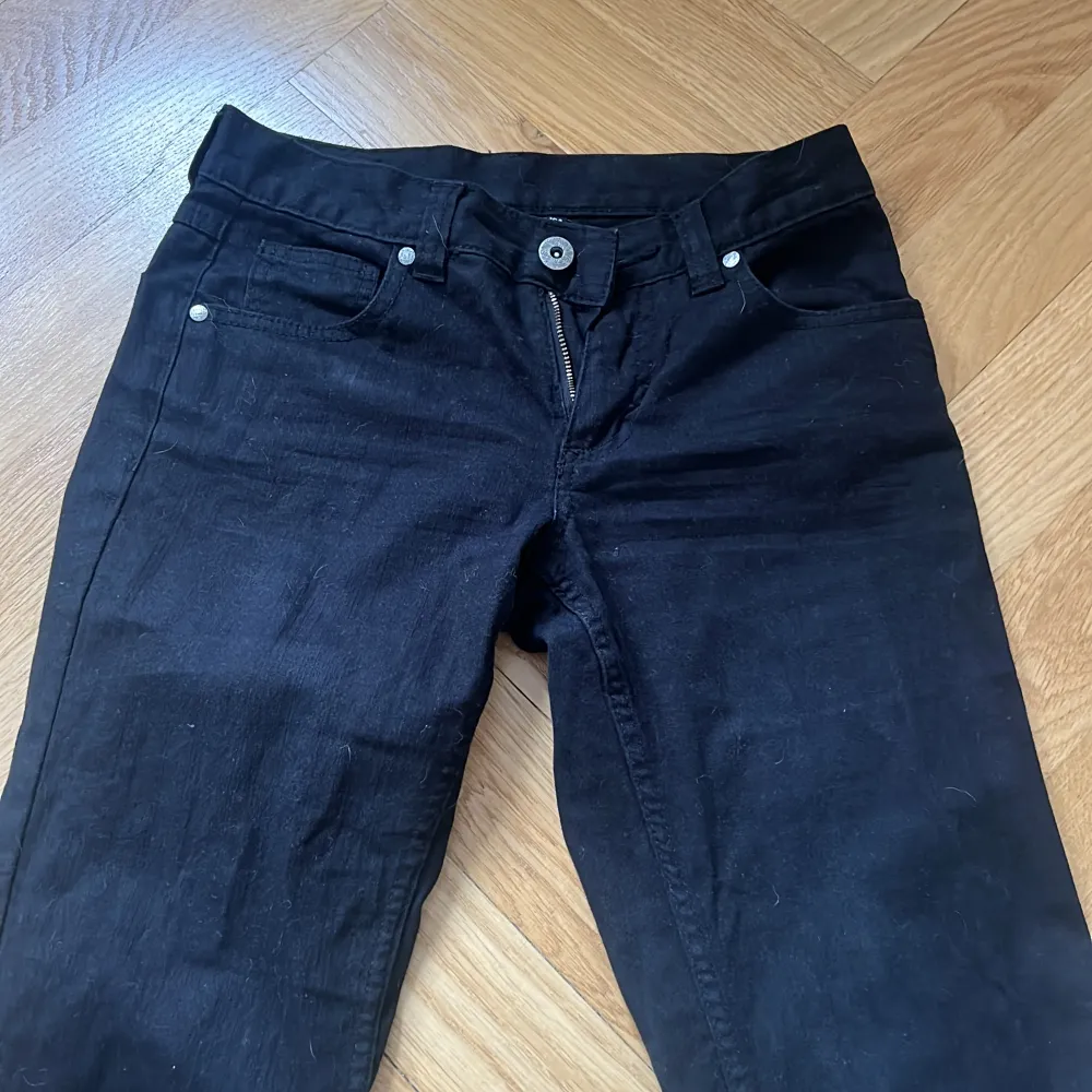 Säljer dessa super snygga jeans, som är lite bootcut. Köpt second hand, men endast använt dom cirka 3 ggr. De är i mycket bra skick🥰. Jeans & Byxor.
