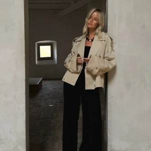 Jacka från Josefine HJ x NA-KD - Väldigt fint skick, då den är använd 2 gånger💓 Nypris:999kr Stl.32 men rymlig i storleken brukar oftast ha 36 i jackor💓 