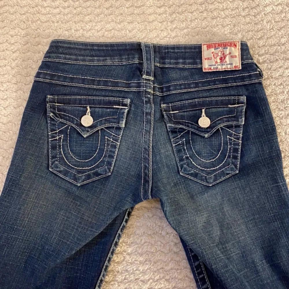 True religion jeans! Lågmidjade & utsvängda. St:26 passar mig som har vanligtvis st 34/36 och är 160cm lång, de är korta då de är upp limmade med fållfix. Köptes från sellpy. säljs pågrund av att de ej kommer till andvändning.. Jeans & Byxor.