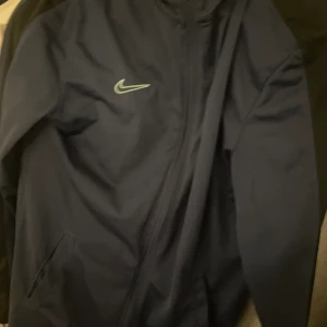 Fotbolls tracksuit  - De är lätt men snyggt att ha när man tränar, sitter perfekt på. Har matchande byxor till ifall man vill ha dem med så dm 