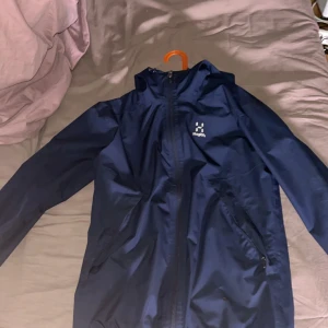 Haglöfs jacka  - Haglöfs marine blå jacka lite smutsig men går att tvättas bort 