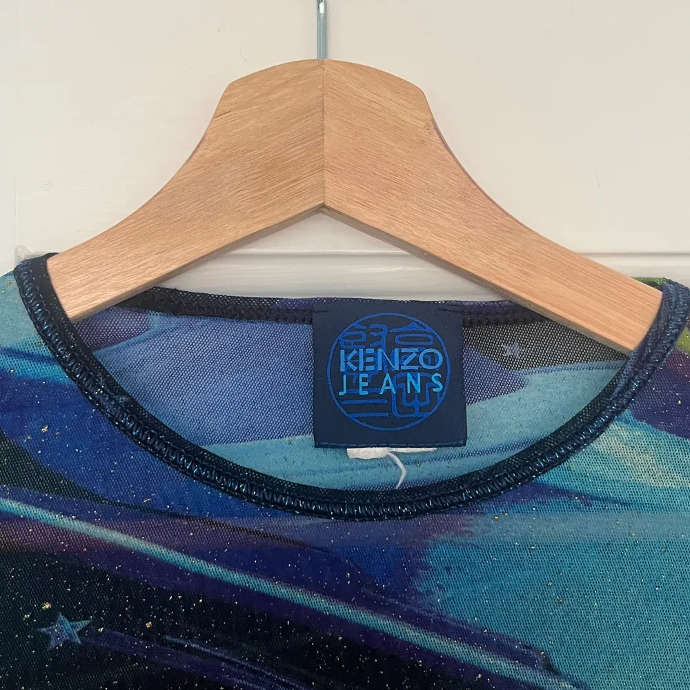 Superfin mesh topp från Kenzo Paris. Älskar mönstret på denna och fiten är så fin men använder för sällan.. Toppar.