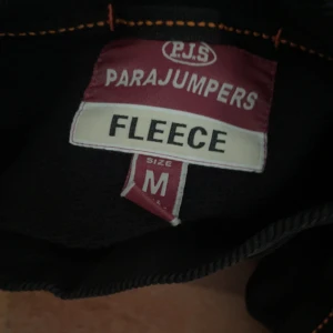 Parajumpers tröja i svart - Hej, jag säljer min parajumper tröja som är i bra skick. Jag säljer den eftersom jag knappt tar på mig den och den är använd ett fåtal gånger. 