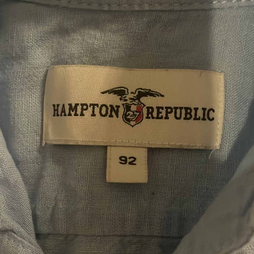 Säljer denna blåa barnskjortan från Hampton Republic, den är i fint skick💗 Priset kan diskuteras. Skjortor.