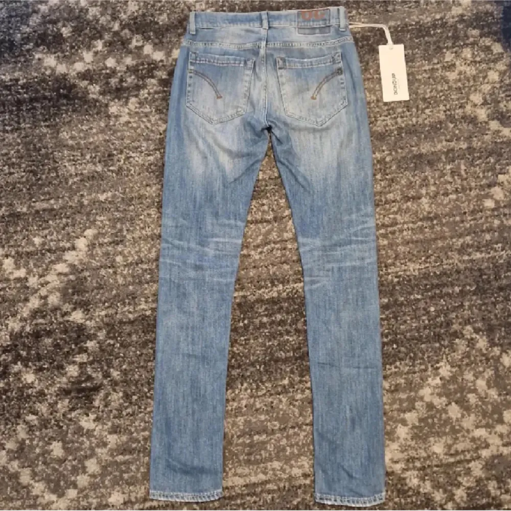 Säljer nu dessa riktigt schyssta dondup jeans i storlek 29! Jeansen var för små och är därmed i ett toppenskick utan defekter! Hör gärna av er vid frågor! . Jeans & Byxor.