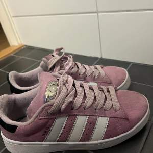 Ljusrosa adidas campus i storlek 38 2/3. Bra men använt skick. Skriv gärna vid eventuella frågor.🩵