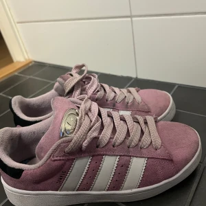Adidas campus  - Ljusrosa adidas campus i storlek 38 2/3. Bra men använt skick. Skriv gärna vid eventuella frågor.🩵