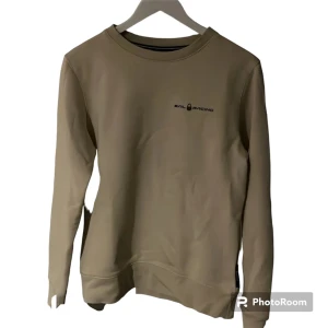 Sail racing tröja - Säljer min sail racing tröja. Den är perfekt nu till sommarn/våren och har en väldigt fin beige färg! Passar ngn som är upp till 170! Skick: 9/10 nypris: 1500kr mitt pris: 700kr inköpt på johnells!