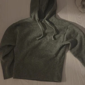 Zara hoodie - Stickad zara hoodie i topp skick! Typ aldrig använd då jag inte gillar den så mycket. Storlek M, men passar också S💓💓orginalpris är 400kr
