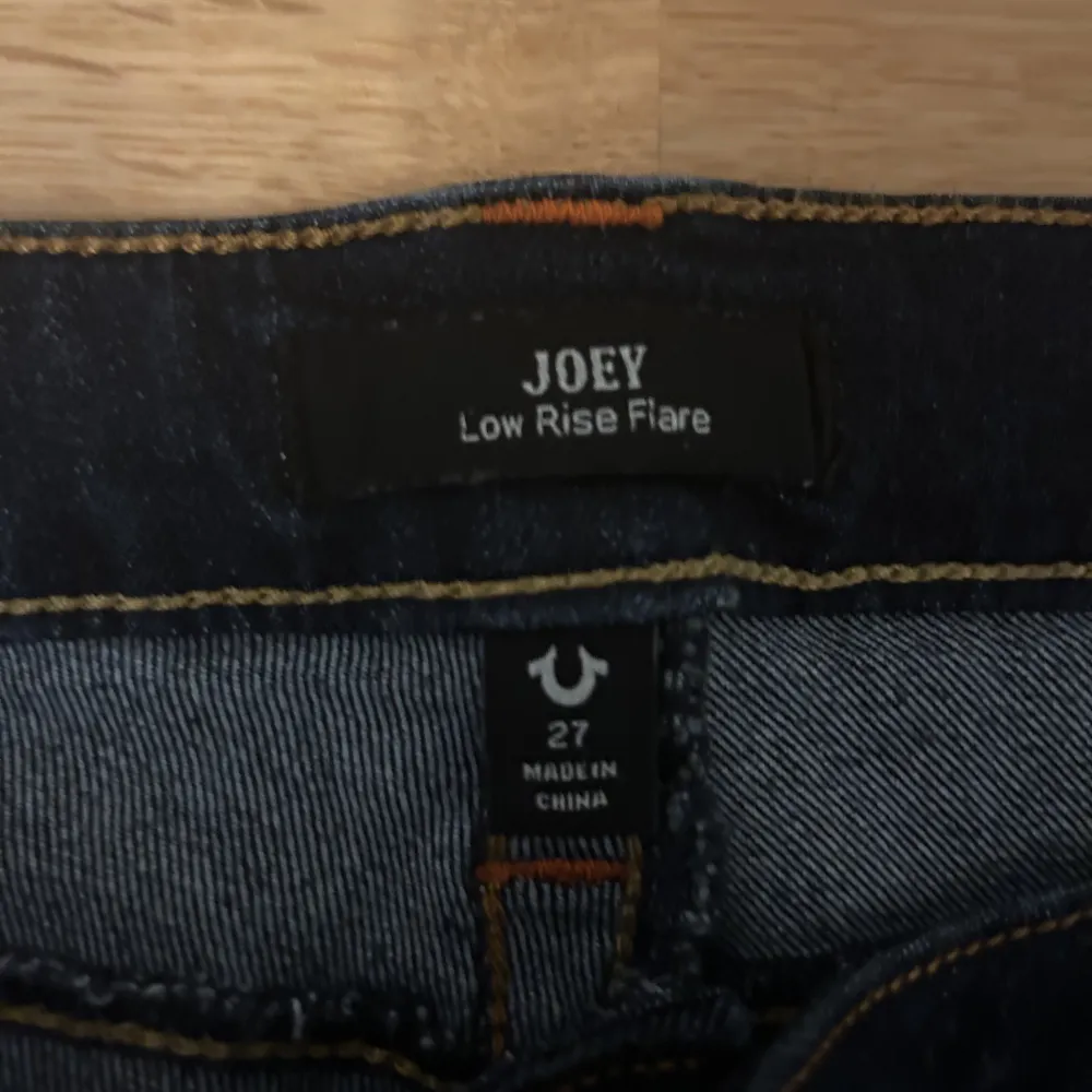 True religion jeans, andvända en gång och säljer pga att de var lite stora. Storlek 27 passar nog även 28🫶🏻 Nypriss 1299🫶🏻 Kontakta för fler bilder. PRIS GÅR ATT DISKUTERA!. Jeans & Byxor.