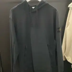 Stone island hoodie i använt skick! Säljes då jag ej använder längre. 580:- ink frakt 500 via Plick. Tar bud med rätt att neka. Storlek XL