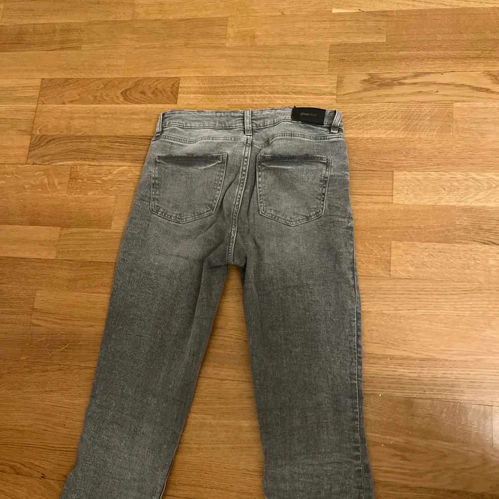  bootcut jeans i storlek 158 från Gina young! De är gråa och lågmidjade 💕 . Jeans & Byxor.
