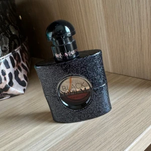 Black opium parfym 30ml - Ca halva kvar, dock har pumpen ramlat av men har några extra jag sparat från parfymer som tagit slut som jag kan skicka med. Den fungerar precis som den ska & luktar sjukt gott som alltid✨En stor favorit. Säljs pga har flera av samma!