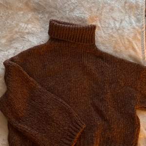 Väldigt varm stickad tröja med polokrage. Är i brun/mörk orange färg. Aldrig används, endast tvättad. 