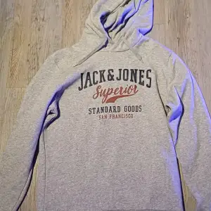 Jack & Jones hoddie  Aldrig använt  Nypris: 300kr