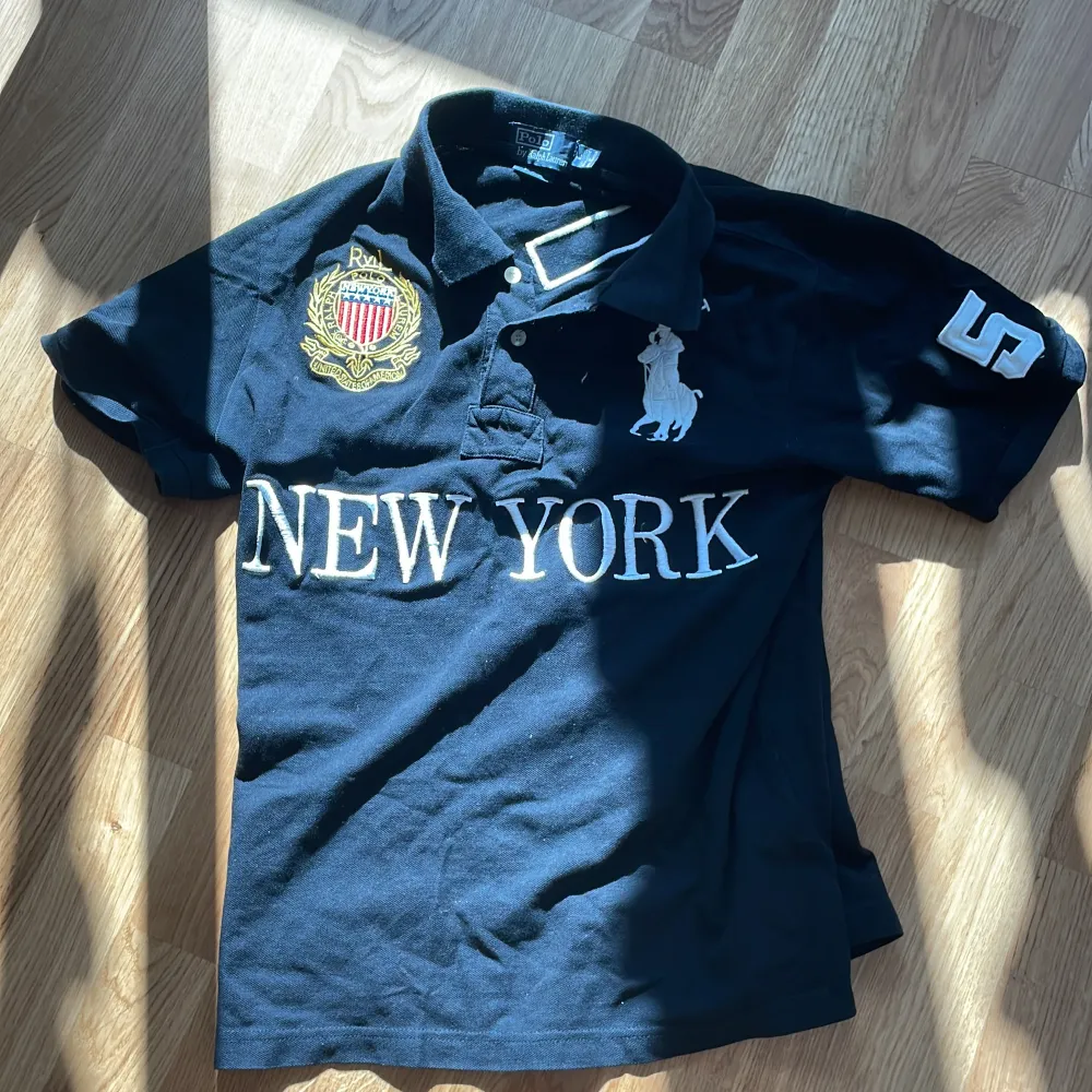 Väldigt sällsynt tröja från Ralph lauren🍾Mycket bra skick! Storleken är large men passar s/m! Priset kan diskuteras vid snabb affär🍾. T-shirts.