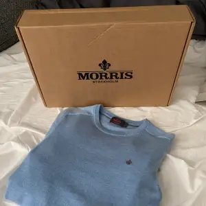 Ljusblå Morris tröja helt oanvänd! Box medföljer! Storlek S. Killen på bilden är 173 cm lång. Nypris ca 1600. Hör av er vid frågor! Priset är flexibelt vid snabb affär.