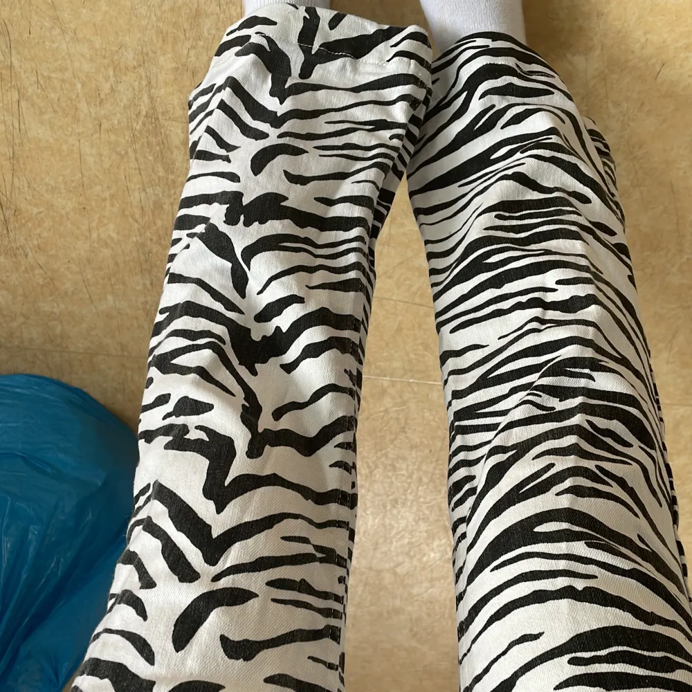 Säljer mina jättefina midrise zebra Jeans då dom tyvärr är lite för korta i benen 🥲för mig som är 160 cm❤️. Jeans & Byxor.