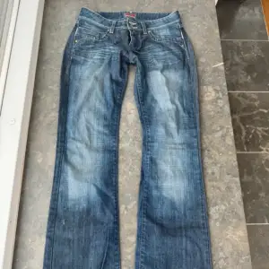 Snygga jeans i märket ”Big Star” Inga tydliga defekter! Midjemått: 37cm och innerbenslängd: 80cm🩷