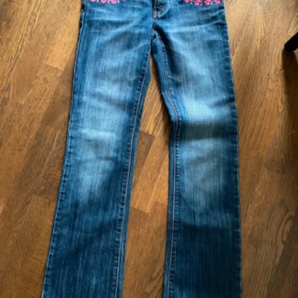 Super söta jeans med fina detaljer både fram och bak! Passar i längden på mig som är 168. Jätte bra skick men använd några gånger.. Jeans & Byxor.