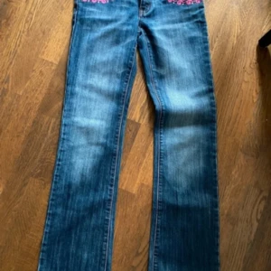 Super fina jeans - Super söta jeans med fina detaljer både fram och bak! Passar i längden på mig som är 168. Jätte bra skick men använd några gånger.