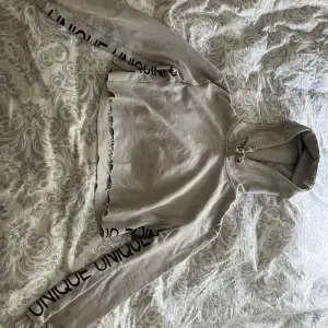 En hoodie från Nelly. Säljs pågrund av att den inte används nå mer. Säljes för. 80kr