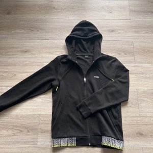 Boss zip  - Boss zip Hoodie använd 3-5 gånger ungefär, storlek M, såklart är den äkta Mvh