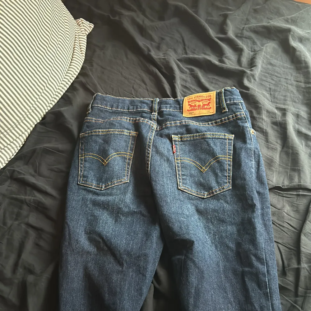 Levis 512 jeans slim taper som jag säljer billigt pågrund av ingen användning och de är helt nya har bara testat dem en gång och det är storlek 164. Jeans & Byxor.