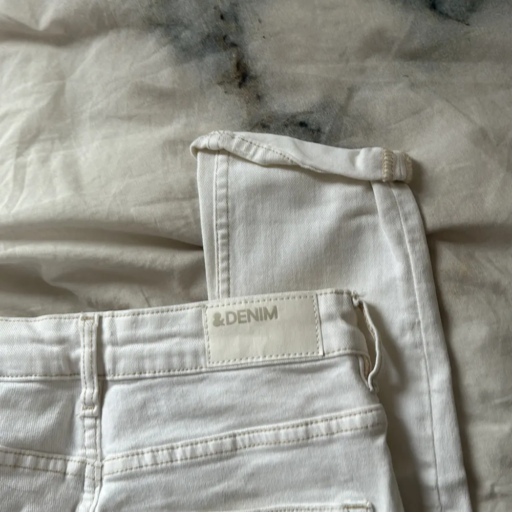 Jeans från H&M! Har aldrig andvänt, så dom är som nya!. Jeans & Byxor.