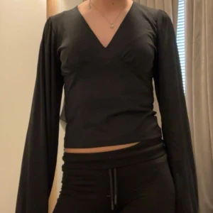 Topp - Svart topp från bikbok i bra skick😌
