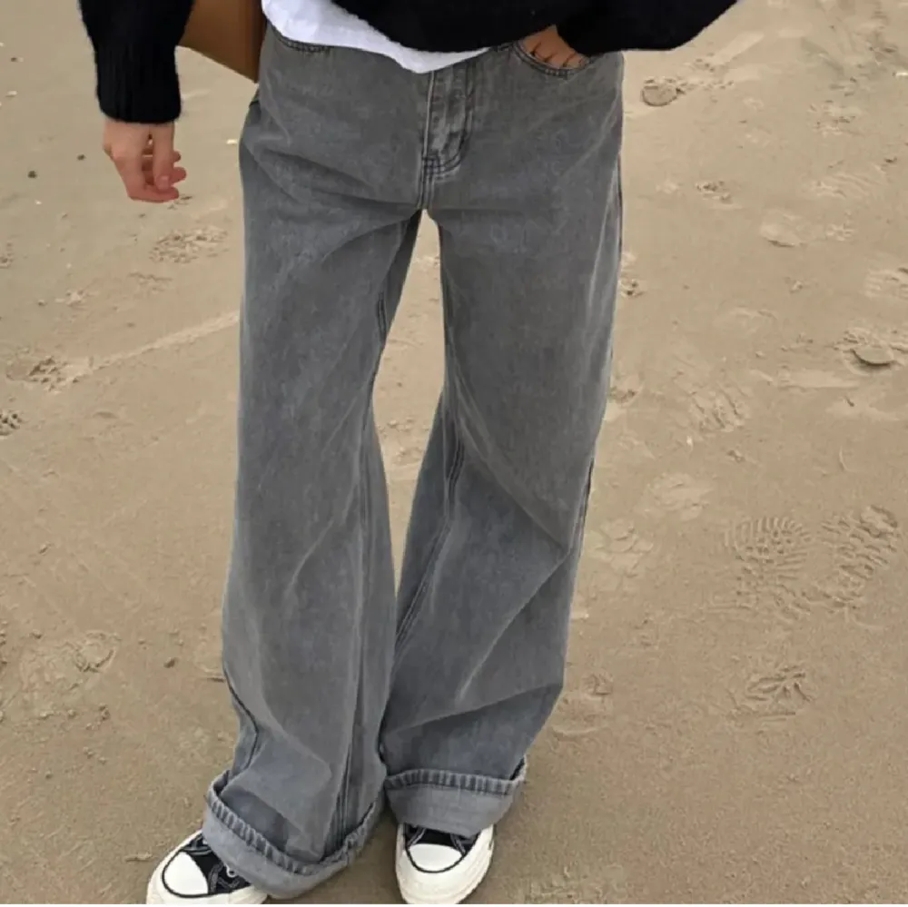 Trendiga helt nya jeans från le magda. Jag säljer pga storleken inte passade mig. Fin modell med raka ben och lite baggy!🫶 Storlek 36 men skulle säga att de är långa för att vara 36! . Jeans & Byxor.