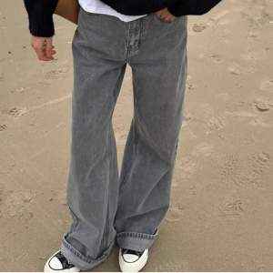 Trendiga helt nya jeans från le magda. Jag säljer pga storleken inte passade mig. Fin modell med raka ben och lite baggy!🫶 Storlek 36 men skulle säga att de är långa för att vara 36! 